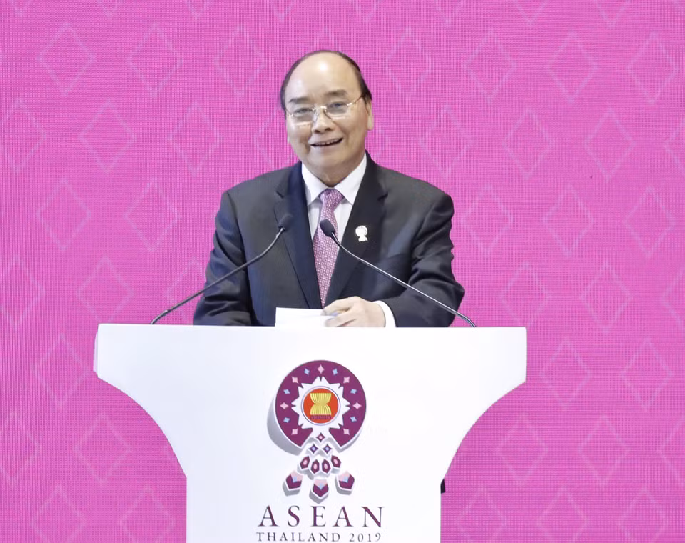 阮春福总理在2020年东盟轮值主席国换届交接仪式上发表讲话。 图自越通社记者 统一摄