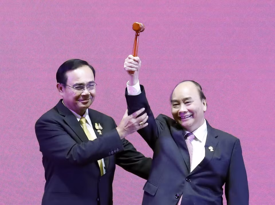 泰国总理巴育将东盟主席锤子移交给越南政府总理阮春福。 图自越通社记者 统一摄