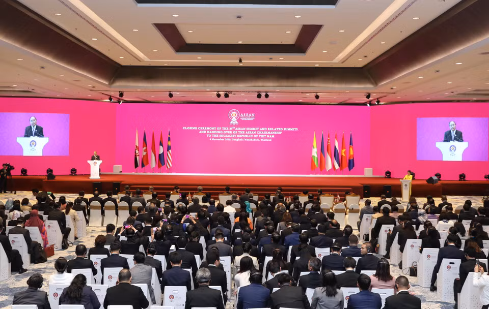 阮春福总理在2020年东盟轮值主席国换届交接仪式上发表讲话。 图自越通社记者 统一摄