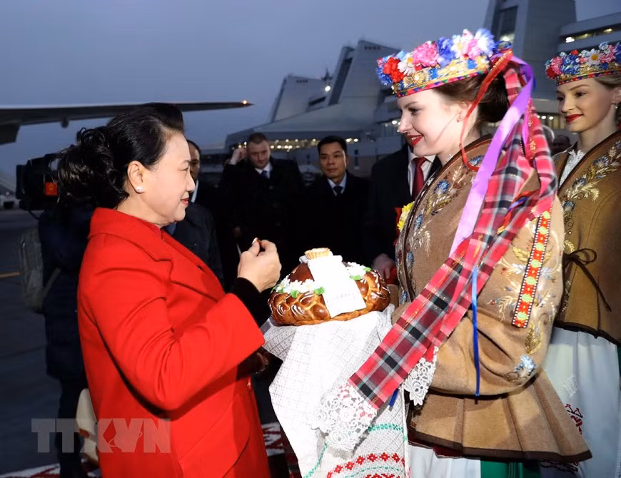越南国会主席阮氏金银品尝白俄罗斯传统美食。图自越通社