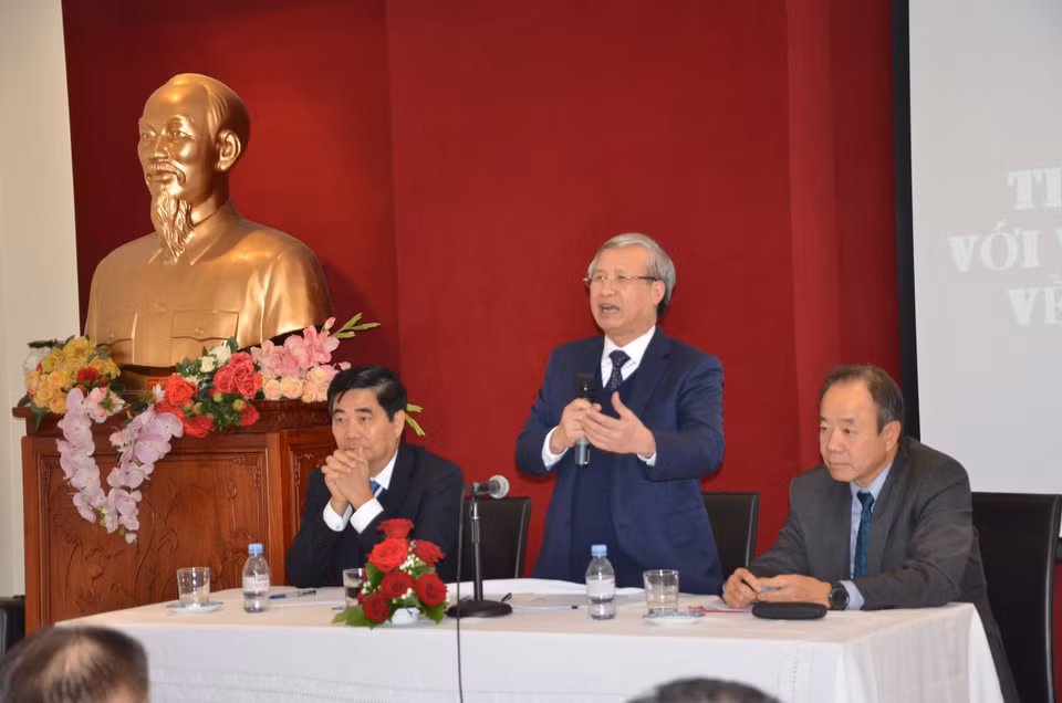 陈国旺与旅居法国年轻越侨和越南驻法大使馆工作人员会面交流。越通社驻巴黎记者全智 摄