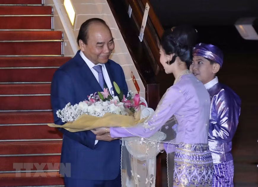 越南政府总理阮春福和越南高级代表团抵达内比都国际机场，开始对缅甸联邦共和国进行正式访问。图自越通社