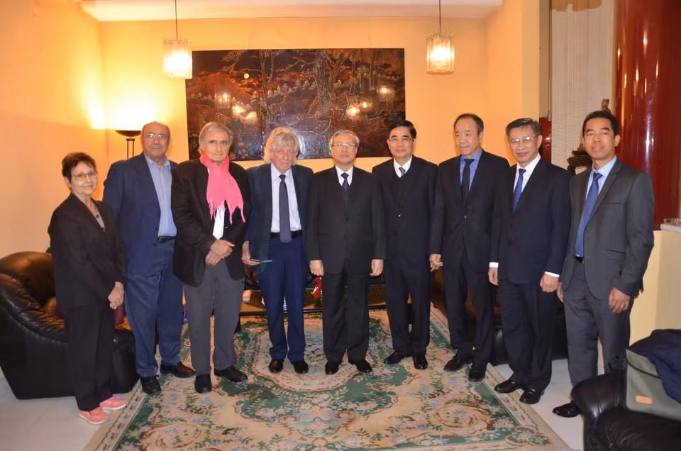 陈国旺会见法越友好协会主席热拉尔•达维奥。越通社驻巴黎记者全智 摄