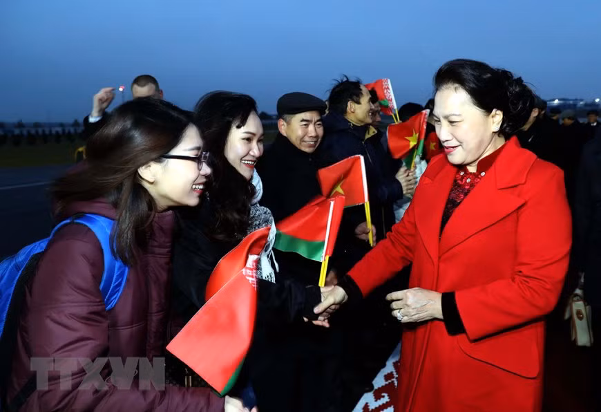 陪同阮氏金银访白的有：越南政府副总理王廷惠，越南国会副主席汪周刘，越共中央委员、国会对外委员会主任阮文酉，越共中央委员、国会秘书长、国会办公厅主任阮幸福，越共中央委员、国会科技与环境委员会主任、越俄友好议员小组主席潘春勇，安沛省委书记、人民议会主席范氏青茶，槟知省委书记潘文卖等。图自越通社