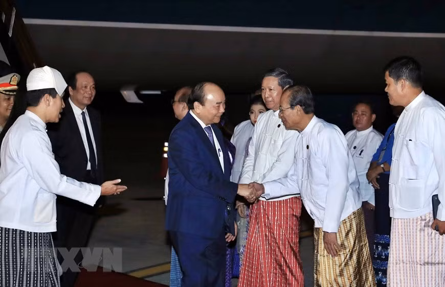 缅甸教育部长妙登季、内比都市长Myo Aung、缅甸驻越大使以及众多旅居缅甸越南人代表到机场迎接阮春福总理一行。图自越通社