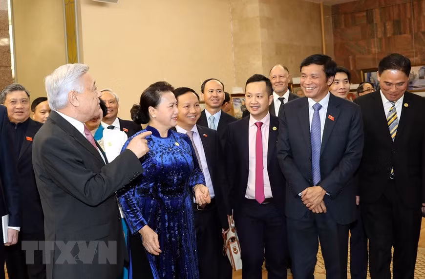 斯鞑靼斯坦共和国国务委员会主席法里德·凯鲁洛维奇向阮氏金银主席一行介绍斯鞑靼斯坦共和国国务委员会总部。图自越通社