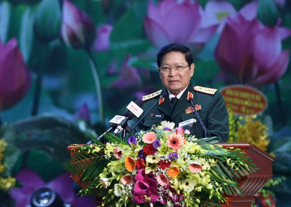 越南国防部长吴春历大将在纪念典礼上发表讲话。越通社记者杨江 摄