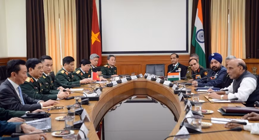 越南国防部副部长潘文江礼节性拜访印度国防部长拉吉纳特•辛格。图自越通社记者辉黎 摄