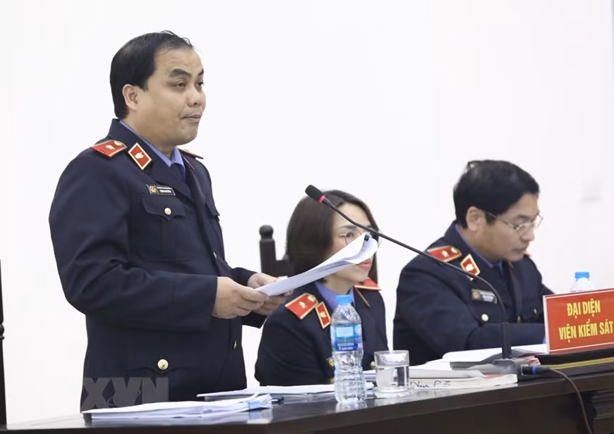 审判员宣读被告人的告状。图自越通社