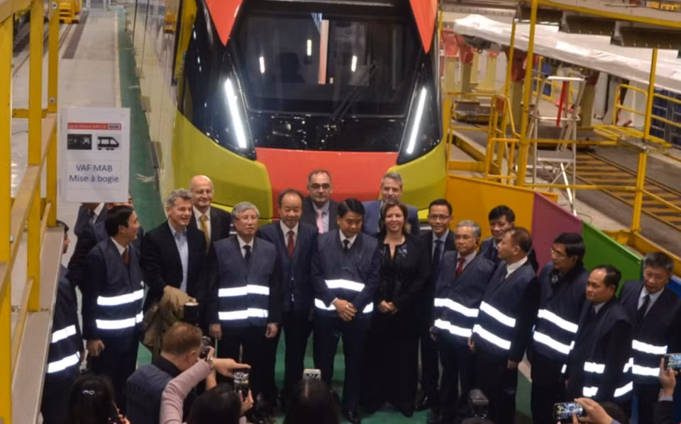 陈国旺参访阿尔斯通集团的造船厂并出席拟于2020年投入运营的首条电动列车下线仪式。越通社驻巴黎记者全智 摄