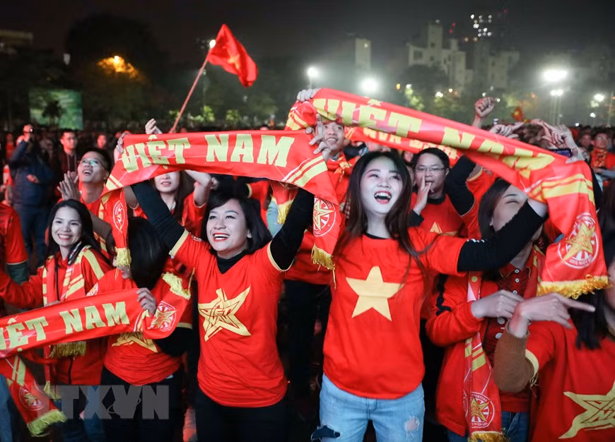球迷们一直喊着“越南取胜”、“越南冠军”这一口号。图自越通社