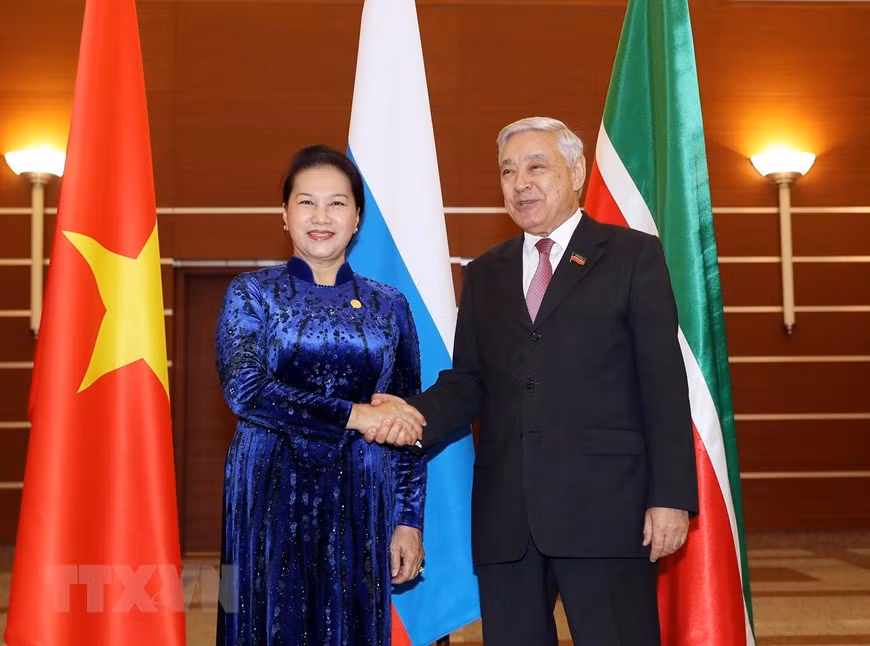 斯鞑靼斯坦共和国国务委员会主席法里德·凯鲁洛维奇热烈欢迎阮氏金银主席来俄访问。图自越通社