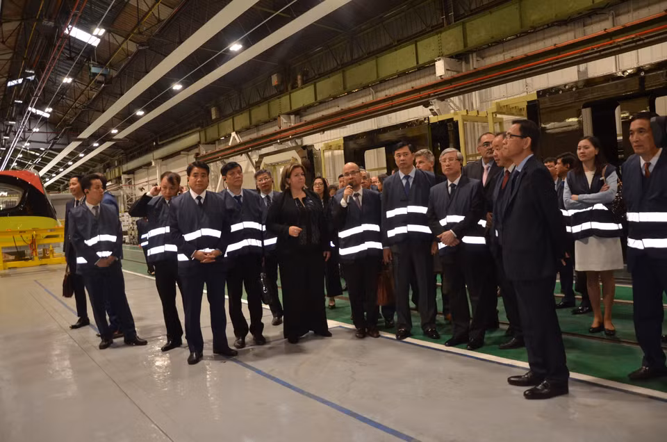 陈国旺参访阿尔斯通集团的造船厂并出席拟于2020年投入运营的首条电动列车下线仪式。越通社驻巴黎记者全智 摄