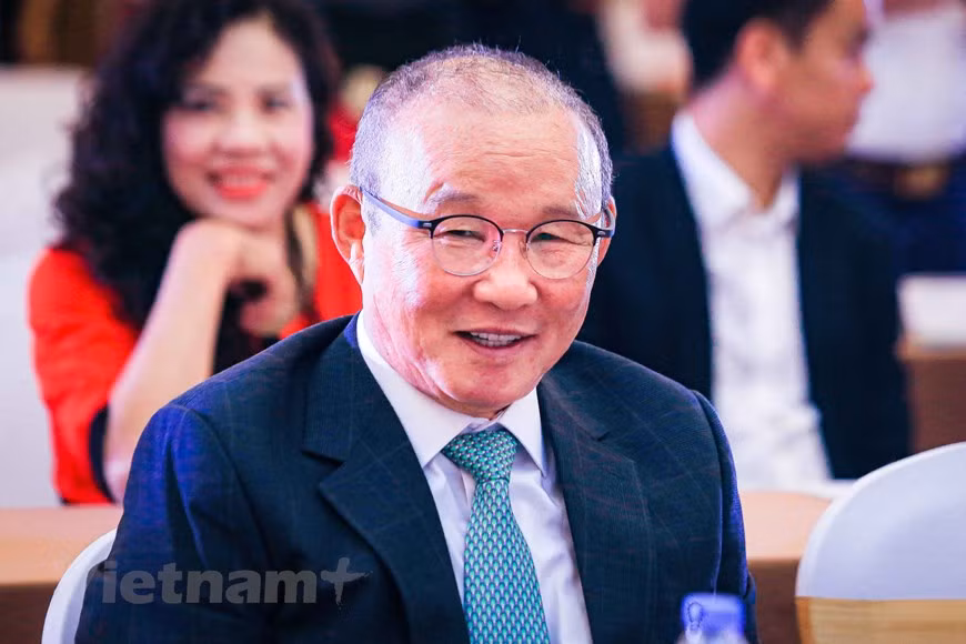 在朴恒绪教练的带领下，越南足球在本地区和亚洲都取得了许多成功。自2017年10月执掌越南国家队以来，朴恒绪率队创造了越南足球史多项纪录——2018年带领越南U23在U23亚洲杯上历史性闯入决赛，夺得亚军。雅加达亚运会率领越南U23夺得第四名。2018年底，他更是带领越南队赢得东南亚足球锦标赛冠军。图自Vietnam+