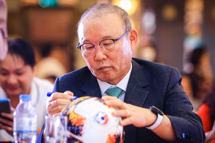 2019年，朴恒绪执教越南队打进亚洲杯八强，并率领越南国奥队赢得东南亚运动会金牌。2022年，他带领越南国奥卫冕东南亚运动会冠军。卡塔尔世界杯预选赛，越南队在朴恒绪的执教之下历史性进入12强赛，并在主场战胜中国队。在朴恒绪的带领下，越南足球一直保持着东南亚领先的地位，也是国际足联100强中保持时间最长的东南亚国家。图自Vietnam+