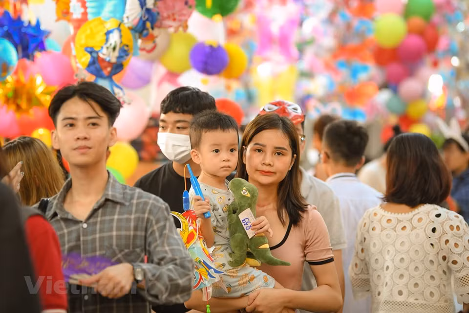 还剑郡的中秋果盘得到整齐地排放。中秋传统果盘不仅有香蕉、柚子、番荔枝等秋季水果，还有北部传统的糖浆皮月饼和冰皮月饼。在匆匆忙忙的现代生活中，现在的中秋节虽然更为丰盛，但却逐步失去了以往的传统特色。体验民间游戏不仅帮助小朋友培养创造能力和细心的习惯，也让他们更加爱护民族传统文化。图自Vietnam+