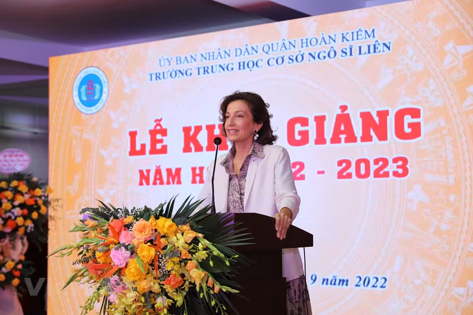 奥德蕾·阿祖莱在讲话中对学校在过去学年不断攻坚克难，渡过疫情难关给予高度评价。她表示，越南有23所教育机构参与联合国教科文组织教育网络，致力于走在教育发展道路上，承担着21世纪的教育任务。奥德蕾·阿祖莱称，在经济快速增长的背景下，越南在着力投资于教育的基础上创造出一个发展模式，同时为保护遗产作出具体的承诺。图自Vietnam+