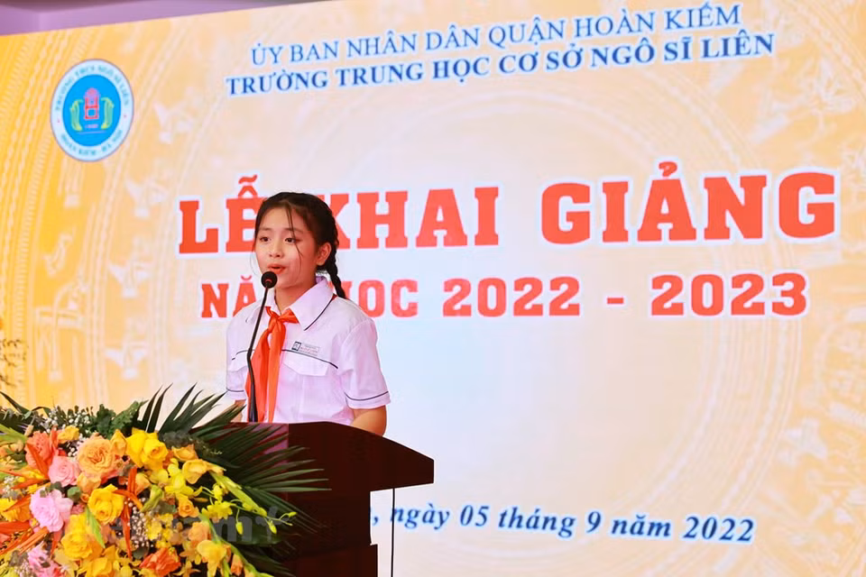 据介绍，2022-2023 新学年，吴士连初中学校迎来新学生600多名。全校共有53个班级，120多名教职工，2000 多名学生，该校拥有100多年的历史。图中：吴氏连初中学校一年级学生阮清梅代表该校全体学生在开学典礼上发表讲话，承诺将竭尽全力在新的学年里取得最好的学习成绩。图自Vietnam+