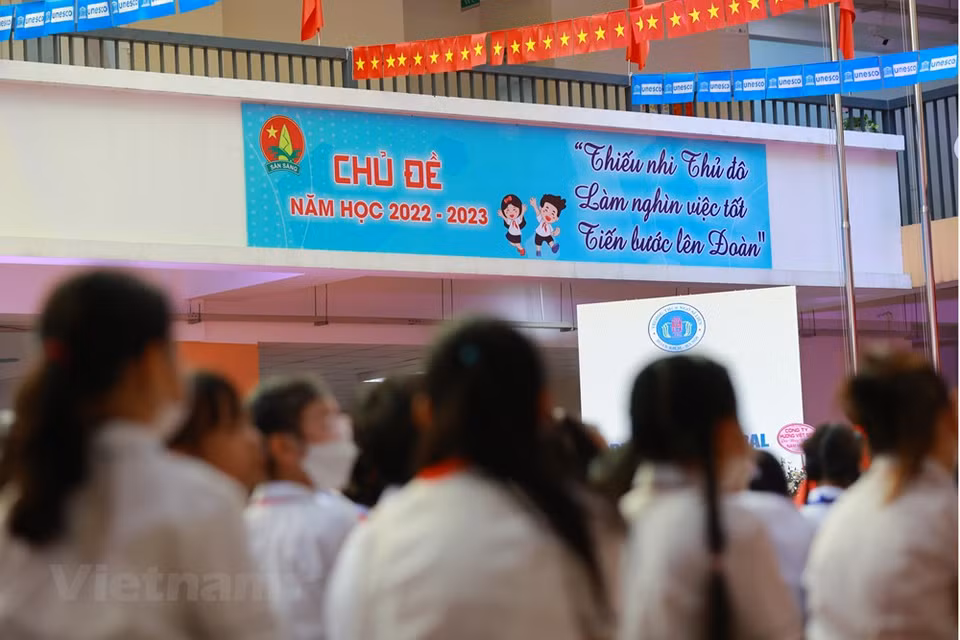 2021-2022学年是一个特殊的学年。过去一个学年教育部门已攻坚克难并取得优异的成绩。2021-2022学年，越南教育质量不断提升，得到国际认可和好评。在2021年国际排行榜上，越南教育质量提升5个名次，排名第59位。9月5日的今天，师生们能够再次团聚，重返校园参加开学典礼，因此该校全体师生都感到特别激动。图自Vietnam+