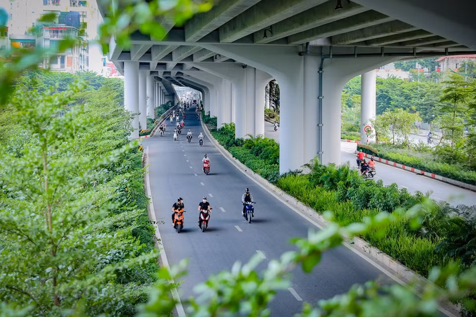 2022年首都河内力争种植20-25万棵绿树。首都河内各条道路种满绿树。穿插植物的布局给人的印象就是在这条大道中间是巨大的混凝土块下的一条凉爽的绿色地带。首都河内增加城市绿地，既有助于降尘、降噪，又能美化城市，因此获得广大人民群众的大力支持。图自 Vietnam+