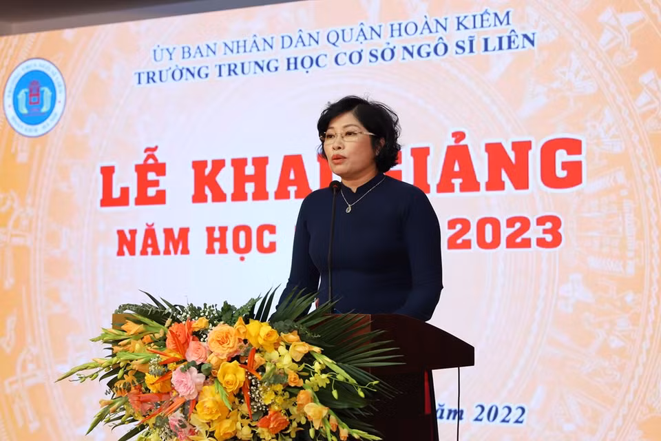 9月5日上午, 全国63个省市的2300万名学生参加2022-2023年开学典。2021-2022学年由于疫情形势复杂严峻，全国教育培训部门决心克服困难，保证完成有效防控疫情和新形势下做好教学工作的“双重目标”，既落实好疫情防控目标，又保证校园安全和提升教育质量。图中：吴士连学校校长范秋河在开学典礼上发表讲话。图自Vietnam+