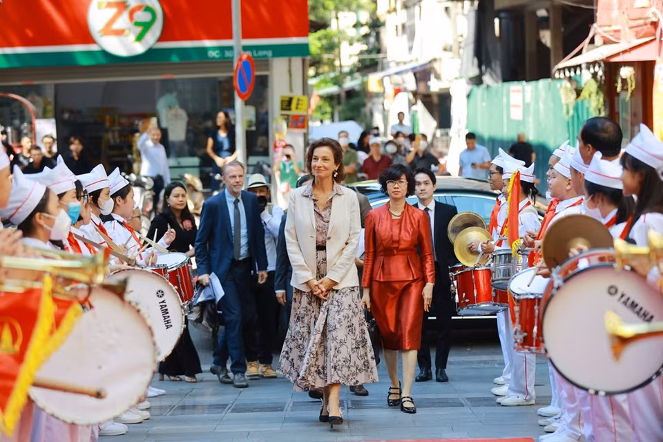 应越南外交部的邀请，联合国教科文组织总干事奥德蕾·阿祖莱（Audrey Azoulay）从9月5日至7日对越南进行正式访问。越南是与联合国教科文组织有效合作的典范。越南1976年加入联合国教科文组织。至今，双方建立了稳固关系。双方共同开发许多科研项目，最近两个数学和物理科研培训中心于2021年正式成立。双方均支持教育，尤其是女童教育的发展。图自Vietnam+