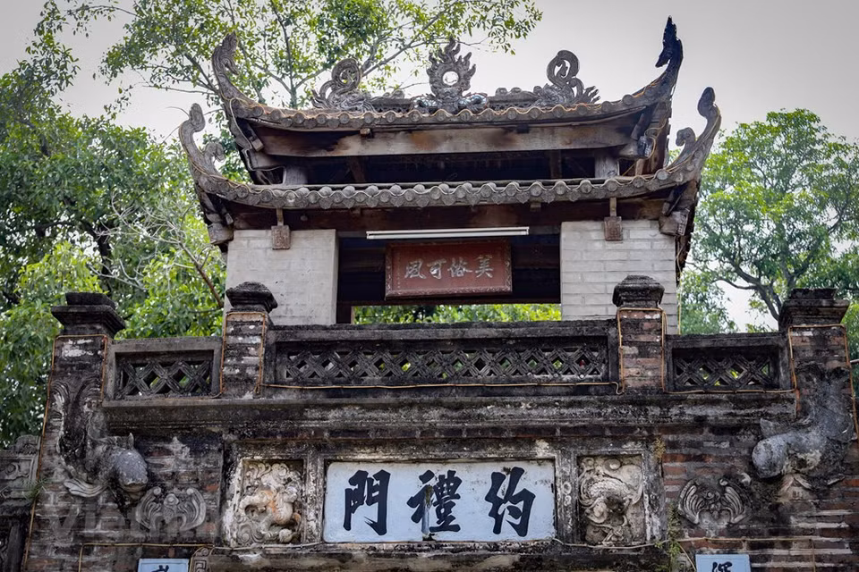  据村里长老介绍，凉亭上放着一块牌子，上面写着“美俗可风”四个字，由嗣德帝于1851年赐给约礼村的。 约礼村村们使用拱形设计，与越南古代寺庙的屋顶建筑风格一样。约礼村具有深沉、浪漫的美，建筑风格独特。与唐林、东鳄、巨沱等古村一样，约礼村也是河内颇具吸引力的旅游目的地之一。图自 Vietnam+