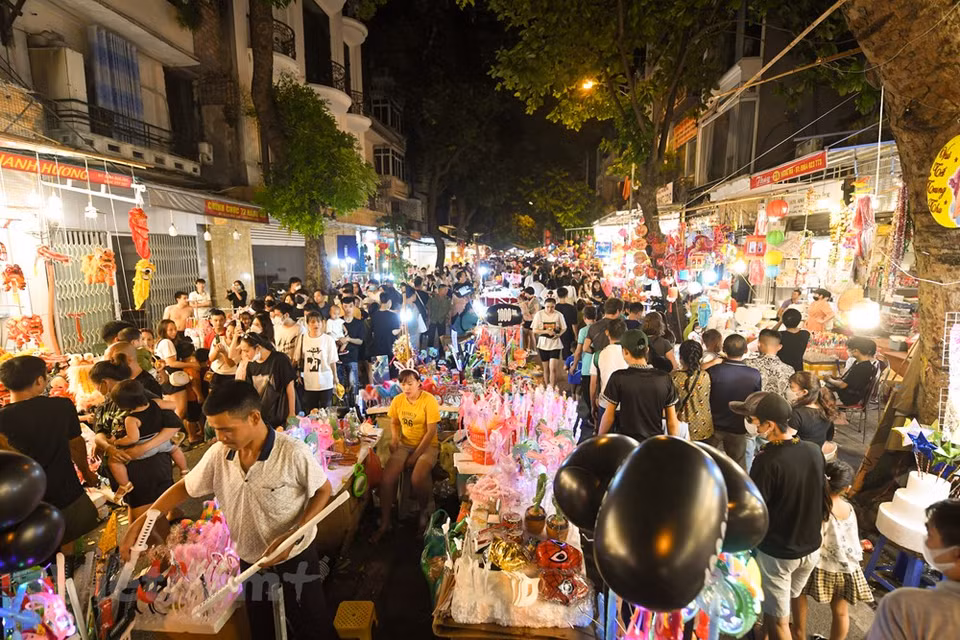 尽管参观人数多，但很少人停下脚步购物。人们只是想要来到这里感受中秋气氛。中秋节，又称团圆节。在越南，每到中秋节，常会举行家庭赏月宴会。宴会上有各种糖果饼干和水果。孩子们可以舞狮、打鼓、玩五角星灯，还有礼物送。尽管身处匆忙的现代都市，但我们依然可以通过民间玩具和民间游戏来营造一个传统文化空间，从而让儿童更加了解和爱护民族传统文化特色。图自Vietnam+