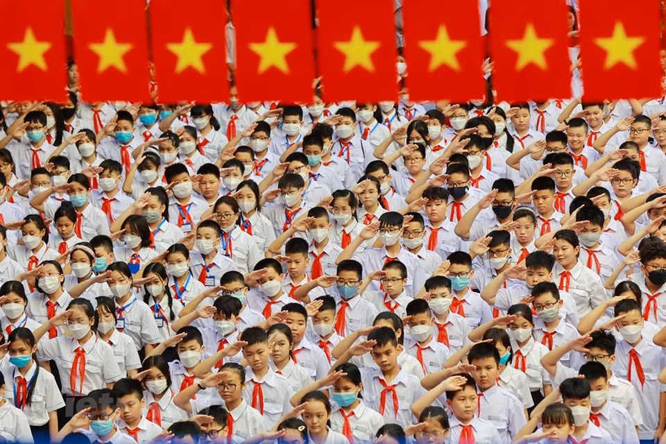 吴士连学校是一所面向未来的学校，拥有许多以学生为导向、以科学为导向的活动和俱乐部。学校也关注气候变化等问题。据介绍，2022-2023 新学年，吴士连初中学校迎来新学生600多名。全校共有53个班级，120多名教职工，2000 多名学生，该校拥有100多年的历史。图自Vietnam+