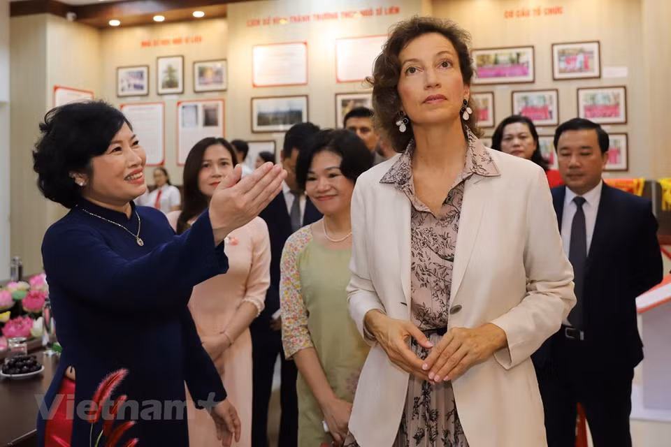 联合国教科文组织总干事奥德蕾·阿祖莱对越南进行正式访问期间已莅临首都河内吴士连初中学校出席该校2022-2023学年开学典礼，并击鼓开启新学期的新征程，同学校历代师生一起参观学校校史馆、自习室和多功能厅，奥德蕾·阿祖莱表示，越南有23所教育机构参与联合国教科文组织教育网络，致力于走在教育发展道路上，承担着21世纪的教育任务。图自Vietnam+
