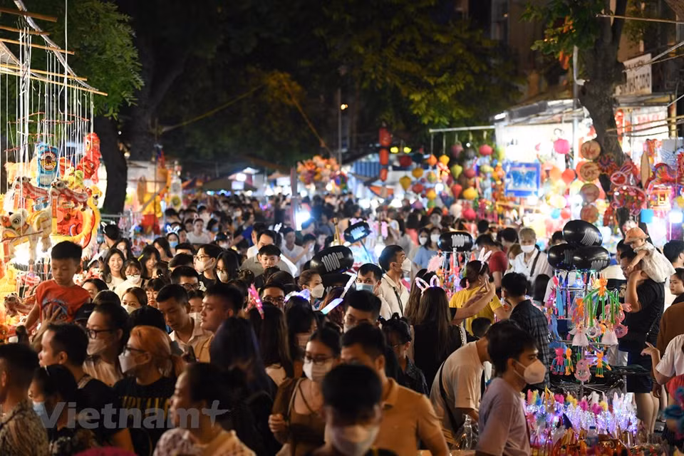 来到这里的人大部分是以参观和感受中秋气氛为主要目的。中秋节，又称团圆节。在越南，每到中秋节，常会举行家庭赏月宴会。宴会上有各种糖果饼干和水果。还剑郡政府今年举办了古街中秋节，以在中秋节期间为人们和游客提供一个游玩和体验的地点，同时为营造社区文化空间做出贡献。图自Vietnam+