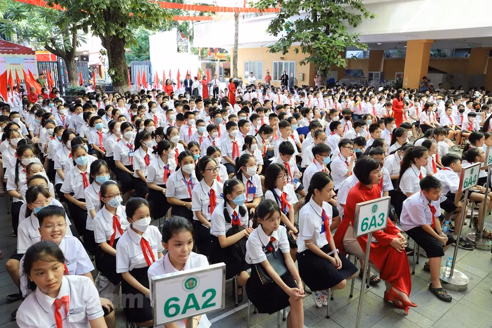 在越南全国师生喜迎2022-2023新学年的热闹气氛中，9月5日，联合国教科文组织（UNESCO）总干事奥德蕾·阿祖莱（Audrey Azoulay）出席了河内市吴士连初中 学校开学典礼。吴士连是被选中参与联合国教科文组织学校网络“可持续职业教育”项目的学校之一。学校始终关注并致力为学生提供包容、平等、优质的教育环境和终身学习机会。图自Vietnam+