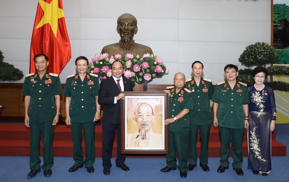 阮春福向长山—胡志明大道传统协会赠送胡志明主席肖像。（图片来源：越通社）