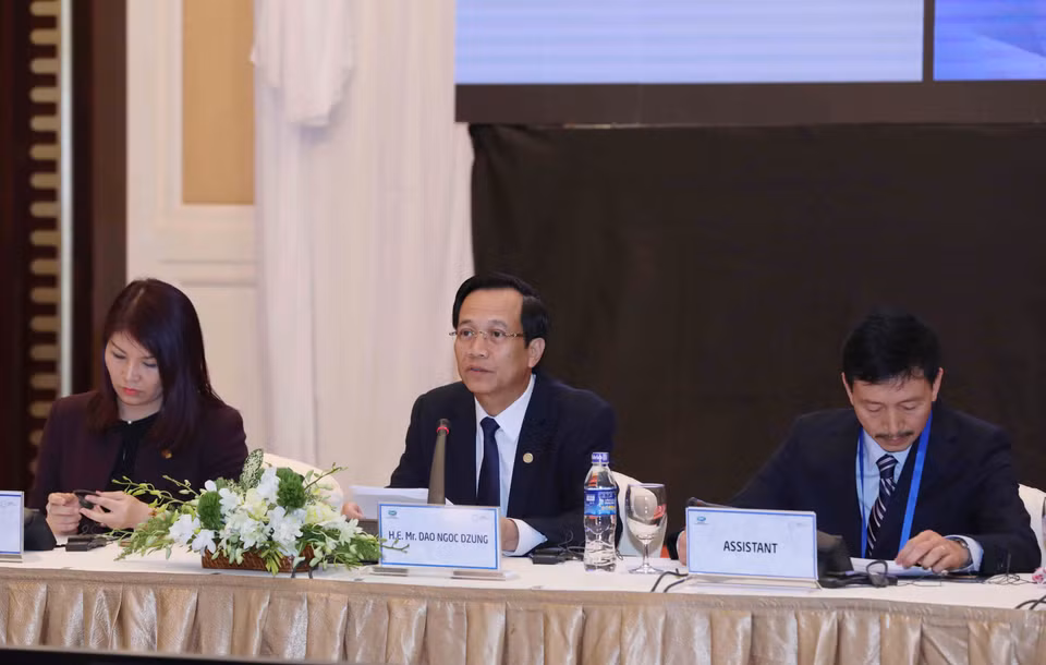 越南劳动、荣军社会部部长陶玉容主持对话会。（图片来源：越通社）