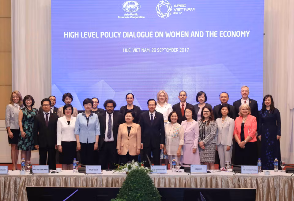 出席2017年APEC妇女与经济高级政策对话的代表。（图片来源：越通社）