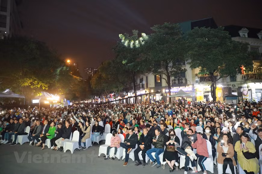 越韩友谊文化之路节在河内市南慈廉郡美廷都市区陈文赖举行。该活动吸引了大量对韩国文化感兴趣的韩国人和越南人前来参观。每天吸引约 7万名游客，远远超过最初估计的 1一万人次。这意味着韩国文化对越南人很有吸引力。图自Vietnam+
