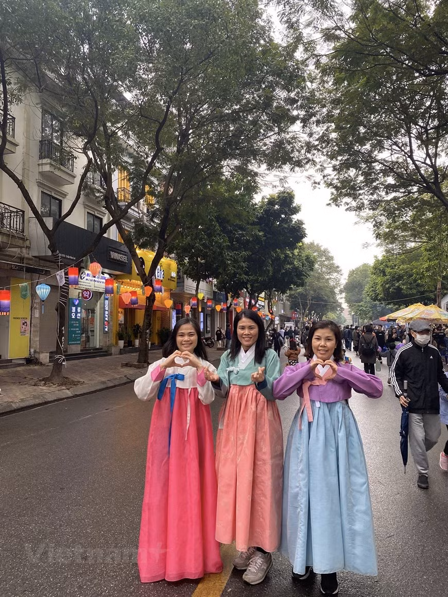 参加从12月10日至11日在河内市南慈廉郡美廷都市区陈文赖举行的越韩友谊文化之路节的越南人民，除了有机会参加各种娱乐活动，品尝韩国的传统美食之外，还可以试穿韩国传统服饰留美照。越南女性穿着韩国传统服饰时看起来很美丽。图自Vietnam+