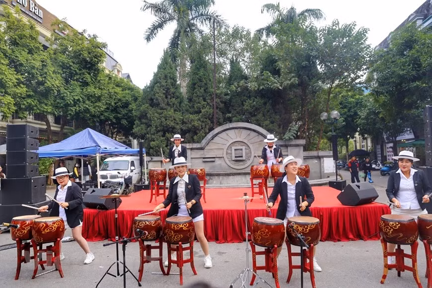 12月10日至11日两天，越韩友谊文化之路节在河内市南慈廉郡美廷都市区陈文赖举行。除了有机会参加各种娱乐活动，品尝韩国的传统美食之外，游客还可以试穿韩国传统服饰留美照。在此期间，许多韩国传统艺术团在活动上表演。图自Vietnam+