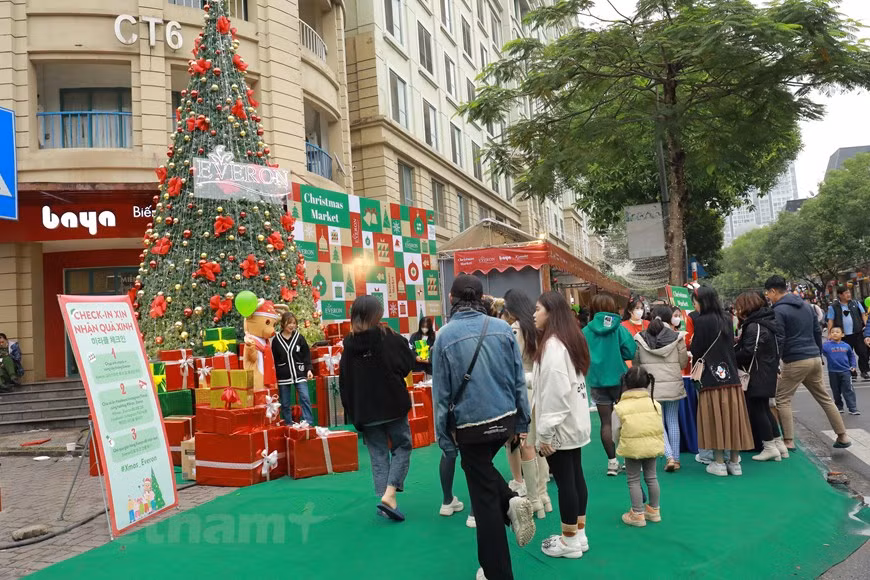 12月10日至11日两天，越韩友谊文化之路节在河内市南慈廉郡美廷都市区陈文赖举行。该活动将每年举办一次。除了韩国文化空间，越韩友谊文化之路节还设有的圣诞空间供游客拍照打卡。这里也吸引众多民众，尤其是年轻人前来拍照打卡。图自Vietnam+