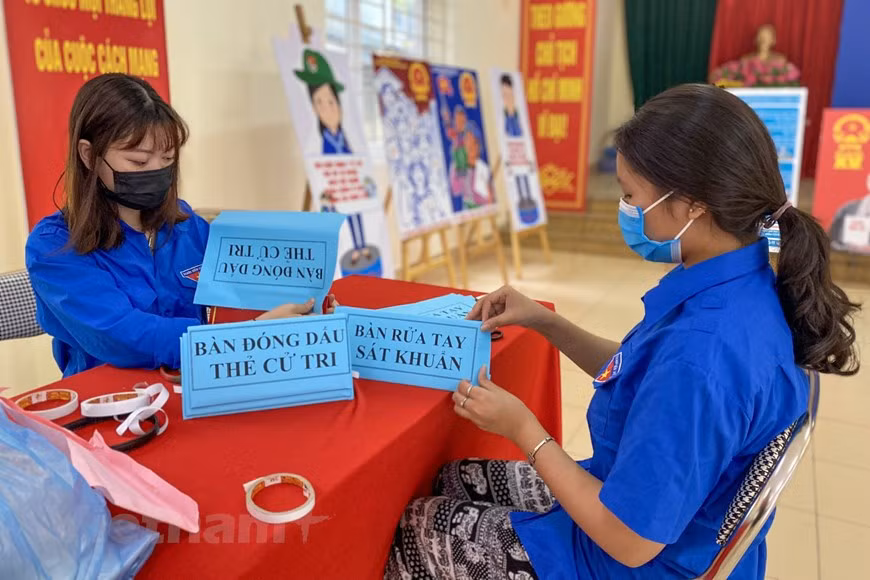 在发挥创造精神的基础上，河内市团市委各基层单位也主动设计了带有自己特色的宣传印刷品，为协助河内各地选举委员会做出贡献。图自河内市团委