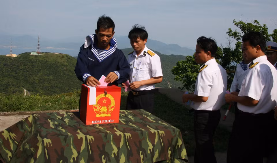 庆和省长沙岛县人民和军人进行投票，选出第十二届国会代表。图片来源：越通社