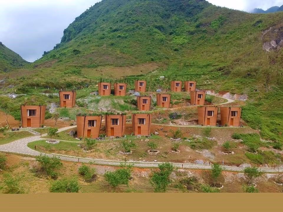 H’MONG VILLAGE度假村空间里的背篮型屋子。图自 越通社