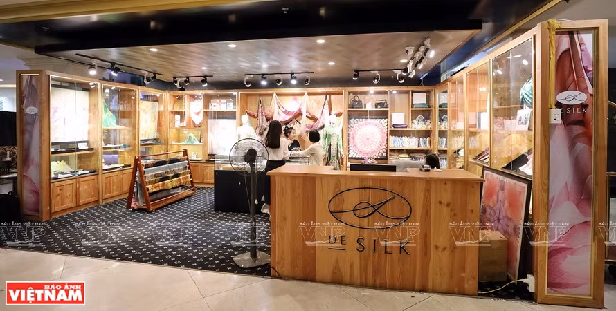 首都河内DeSilk 品牌丝绸产品的展示厅。图自 越通社
