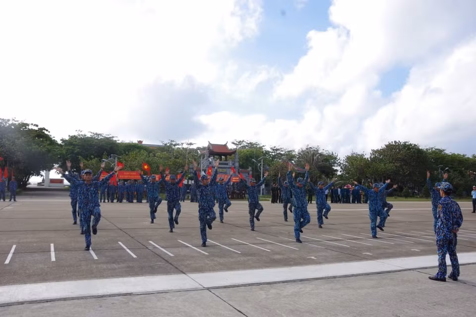 为了确保身体健康，长沙群岛干部战士们每天都进行体能训练。图自 越通社