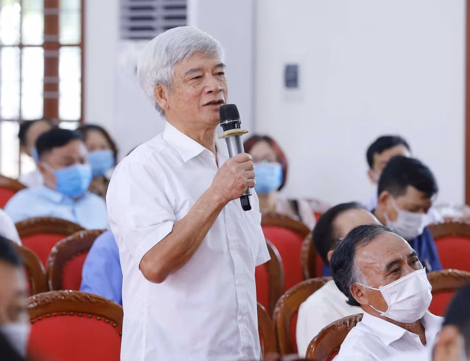 安老县选民陈文雄发表意见建议。图自越通社