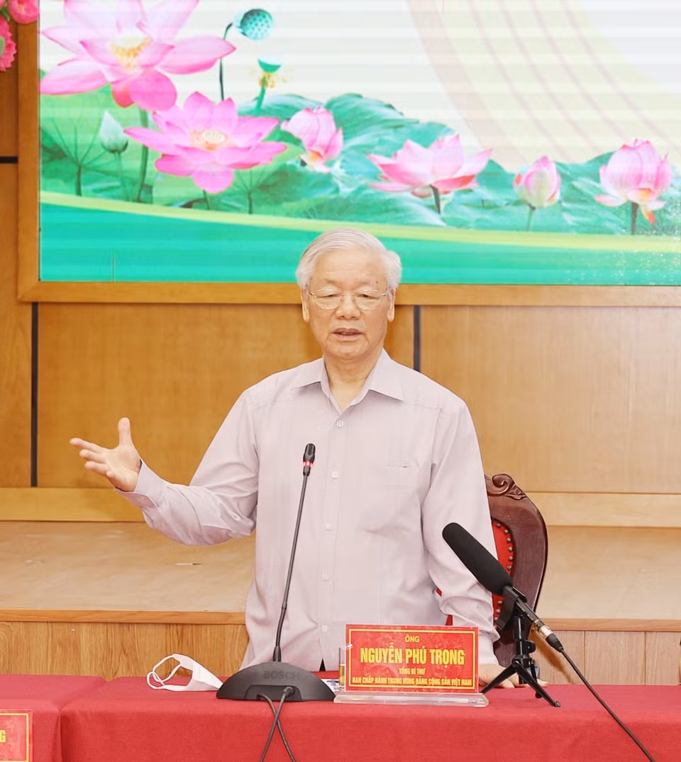 越共中央总书记、中央军委书记 阮富仲向第15届国会候选人和河内选民们介绍自己的行动计划。图自 越通社