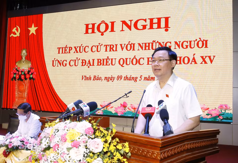 越南国会主席王廷惠在海防市永宝县开展选民接待活动并在选民见面会上发表讲话。图自越通社