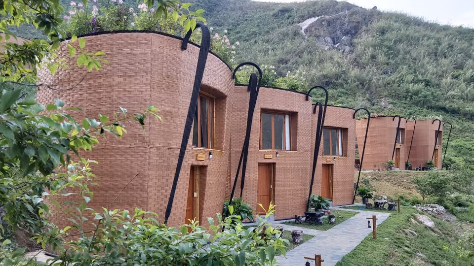 模仿越南蒙族同胞背篮型屋子。图自 越通社