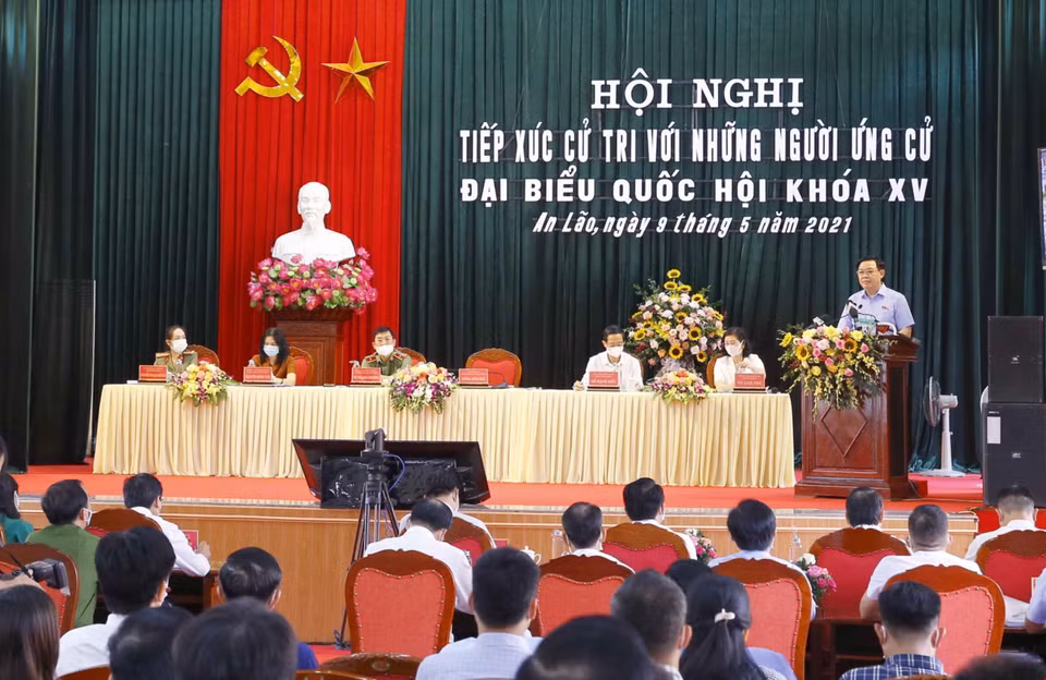 越南国会主席王廷惠在海防市安老县开展选民接待活动并在选民见面会上发表讲话。图自越通社