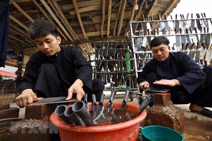 明俊福莲合作社刀子产品加工最后工序。图自 越通社
